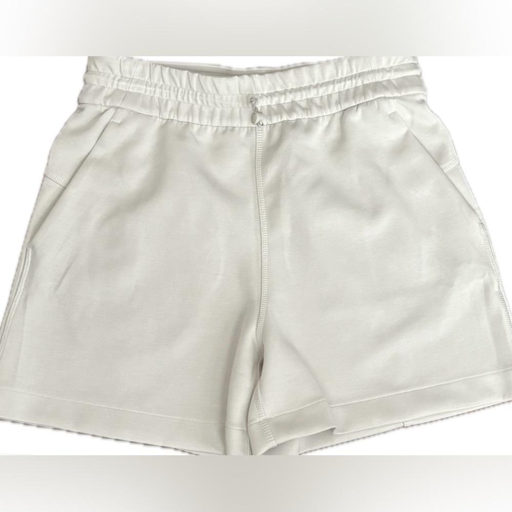 Lululemon Softstreme High-Rise Short 4” – Bone, Size 4 (New Without Tag)